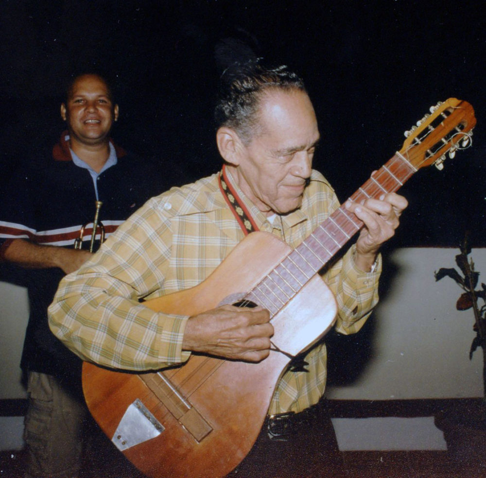 Cienfuegos sonero with tres (Eyre, 2001)