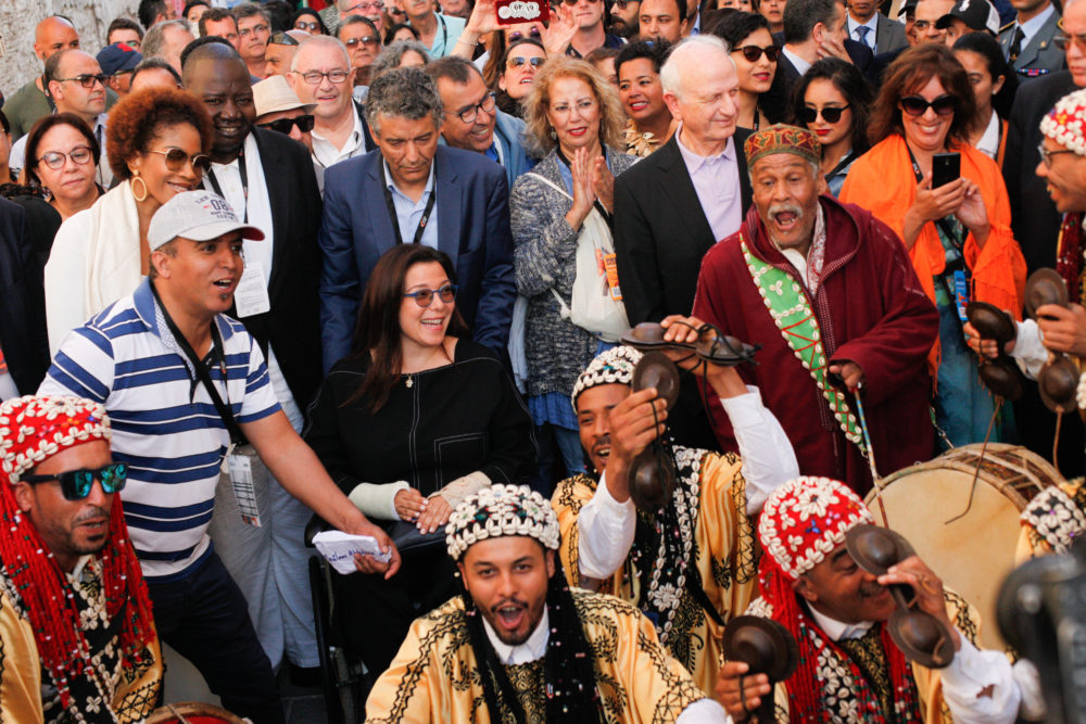 In black, Neila Tazi (unfortunately in a wheelchair after a bad accident); with the white hair, Andre Azoulay. Maalem Abdendi El Guedari sings.