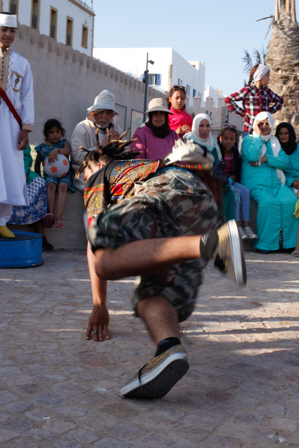 A breakdancer gets down to ahwach
