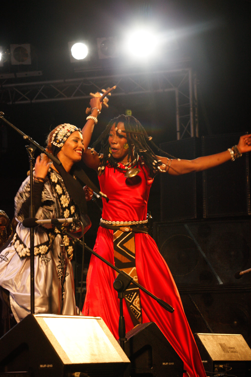 Fatoumata Diawara and a kouyou of Bnat Tomboctou
