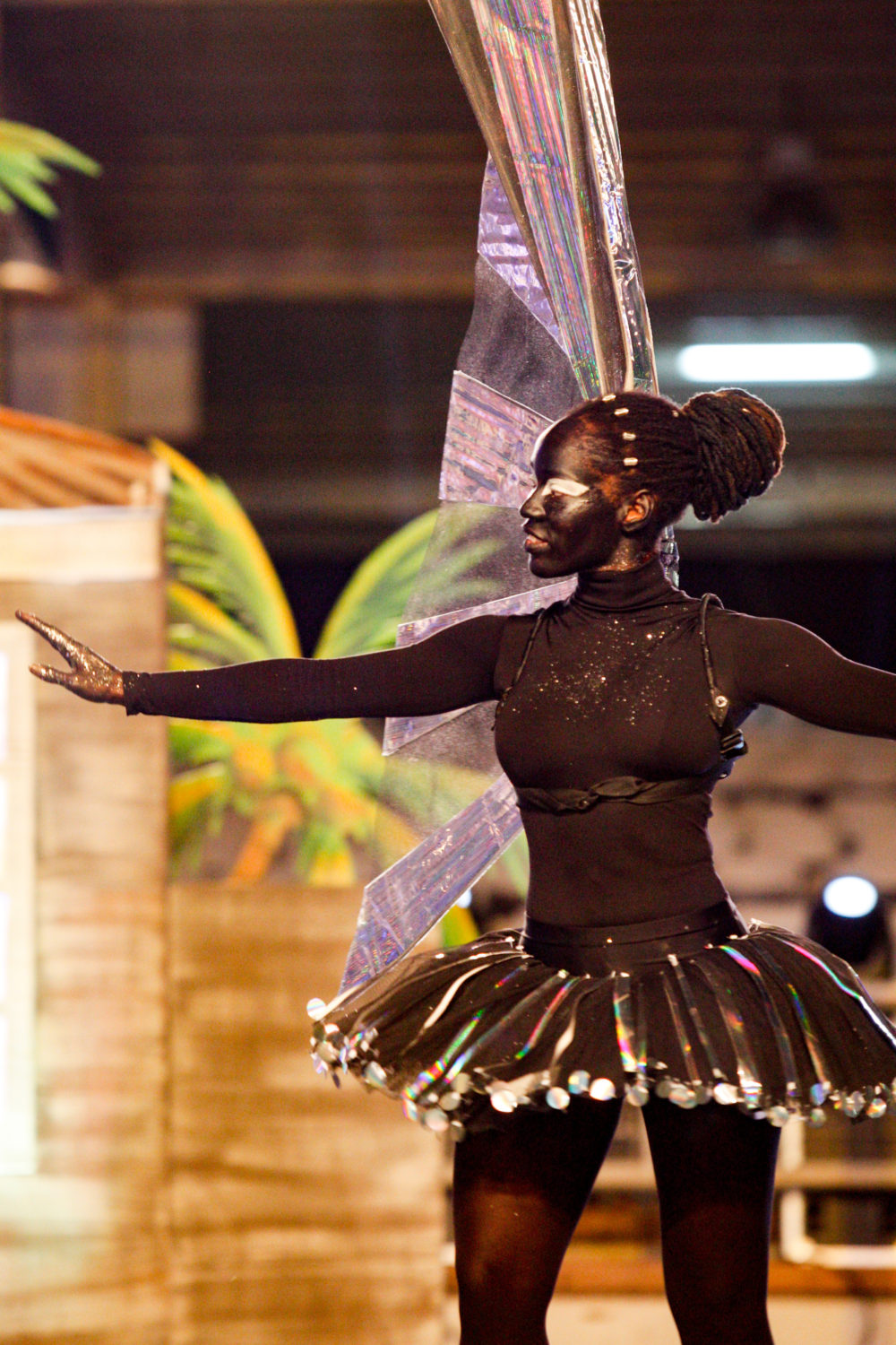 A dancer accompanying a robot King