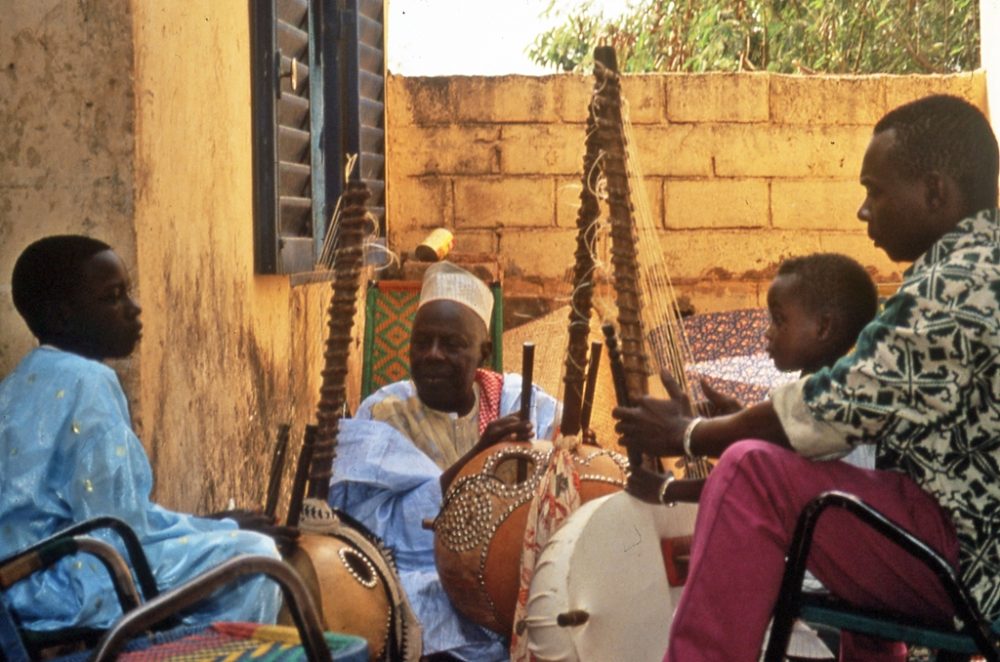 Toumani with father and son (by David Gilden)