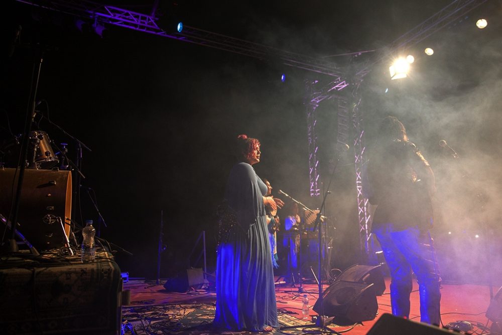 Esraa Warda performing with the "Raï'na Global" ensemble