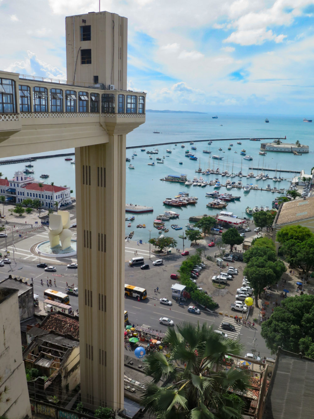 The elevator that moves masses of people up and down between Pelourinha and the port area.