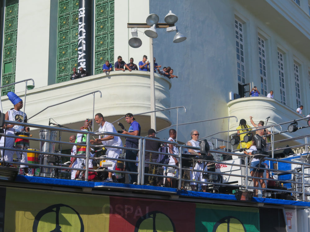 The Olodum trio moves past the Expresso 2222 camarote.