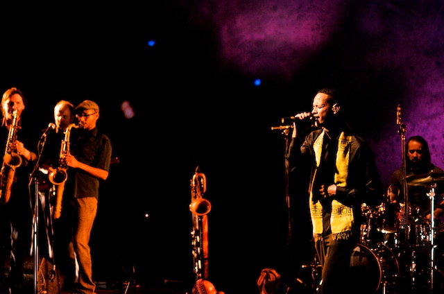 Bruck Tesfaye singing with Debo Band (Eyre)
