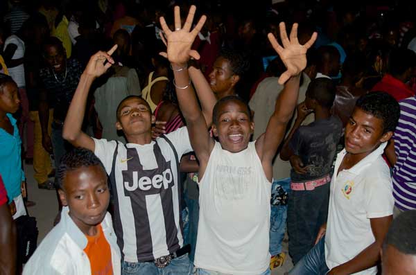 Kids going nuts at Damily concert (Eyre 2014)