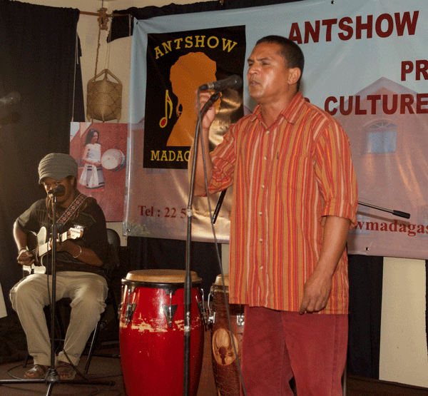 Fidy and accompanist, Betsileo music at Antshow (Eyre 2014)