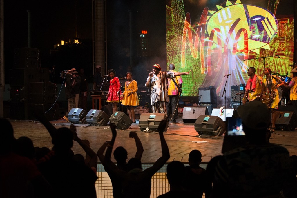 Fadal Dey, Ivorian reggae singer, and an ecstatic audience.