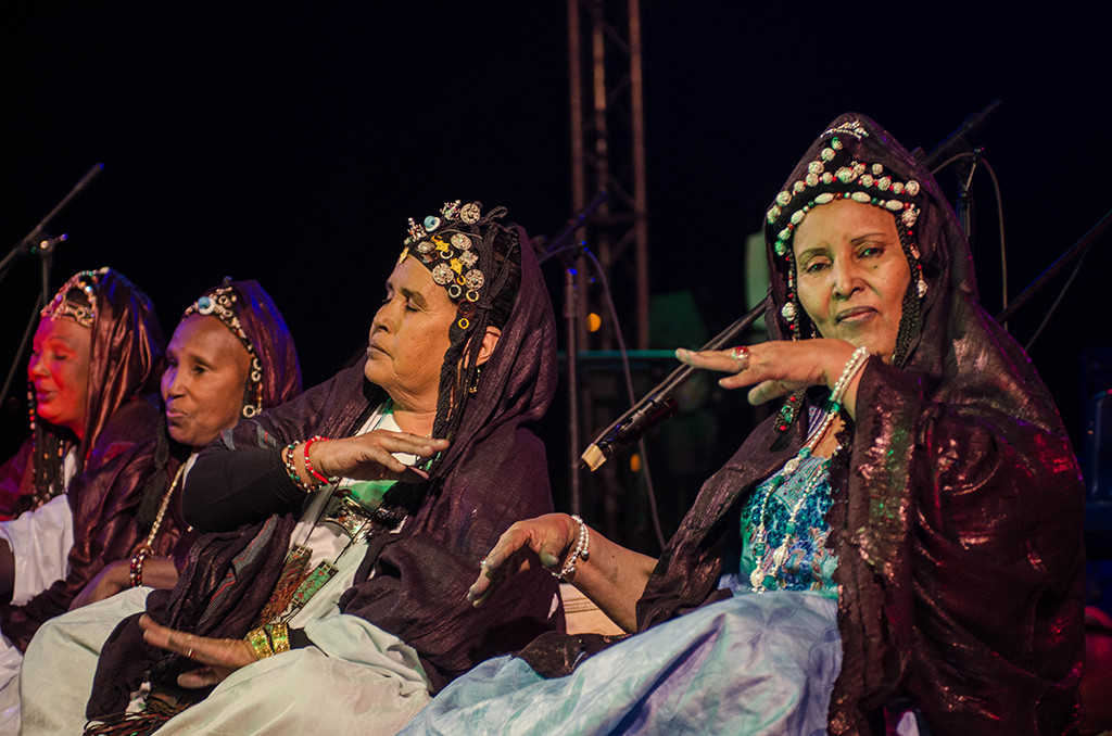 Tuareg group dancing takamba, seated (Eyre 2016)
