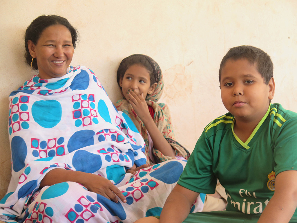 Fadimata (Disco) with kids at home in Bamako. (Eyre 2016)