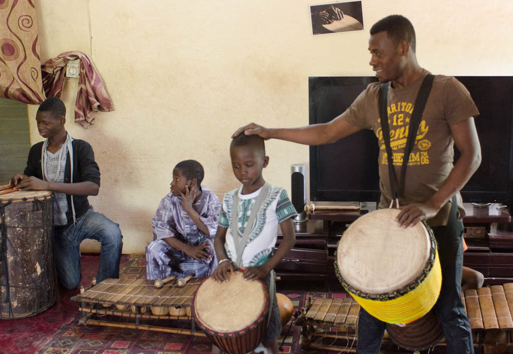 Adama Diarra and young musicians (Eyre 2016)