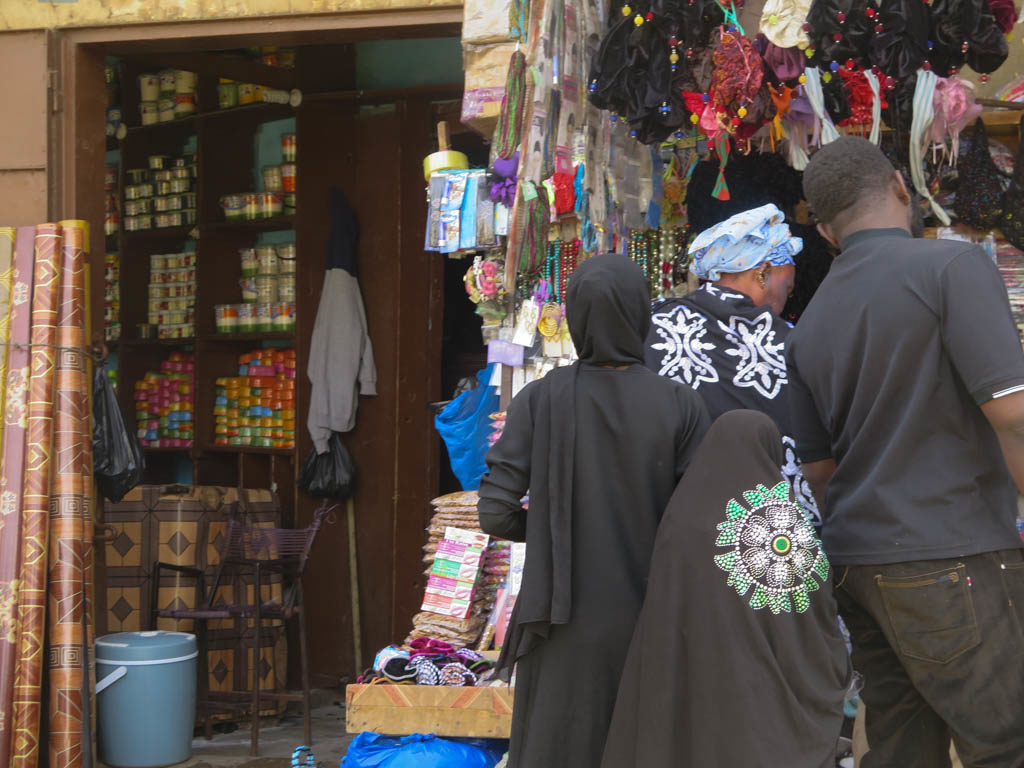 Wahhabi women in black at Bamako market (Eyre 2016)