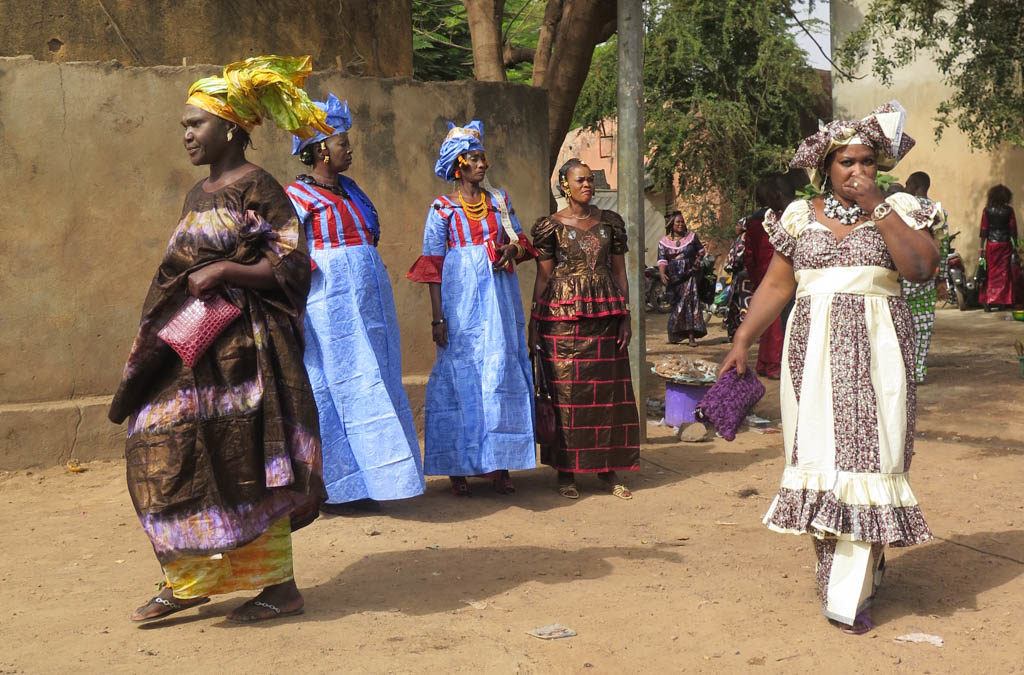 Women at Bamako street wedding (Eyre 2016)