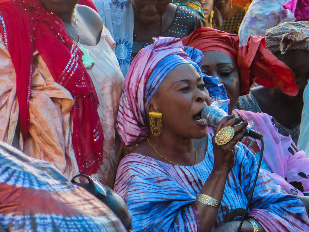 A jelimuso singing at a Bamako sumu (Eyre 2016)